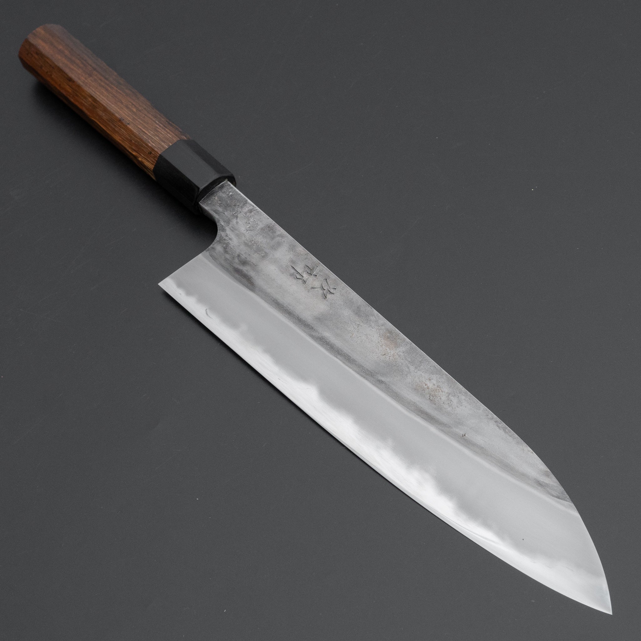 かじや次郎 鎚目 洋式 牛刀 240mm 鉄刀木柄 かじや次郎 鎚目 和式 牛刀 240mm 太平鉄刀木柄 (#655) – HITOHIRA