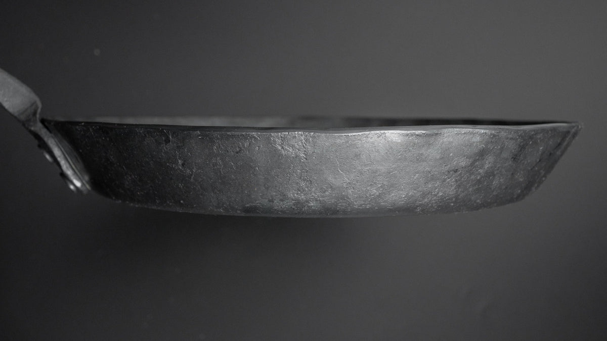 Kanatoko Hand Forged Iron Frying Pan 190mm Bottom Size (3mm/ Shallow) - HITOHIRA