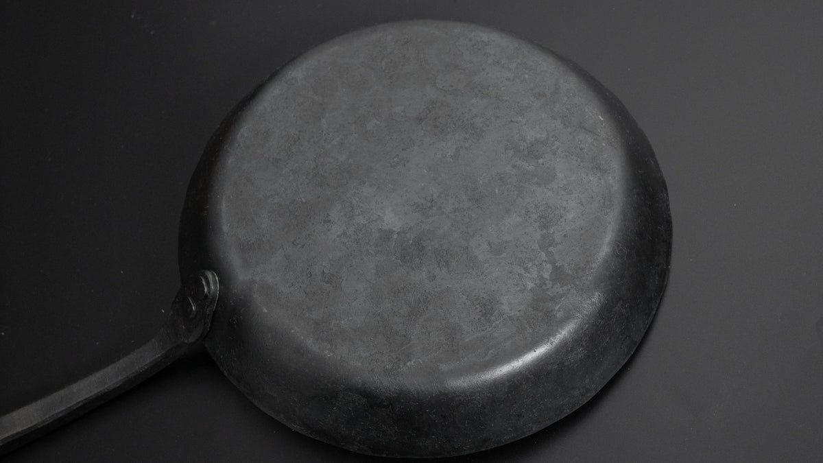 Kanatoko Hand Forged Iron Frying Pan 190mm Bottom Size (3mm/ Shallow) - HITOHIRA