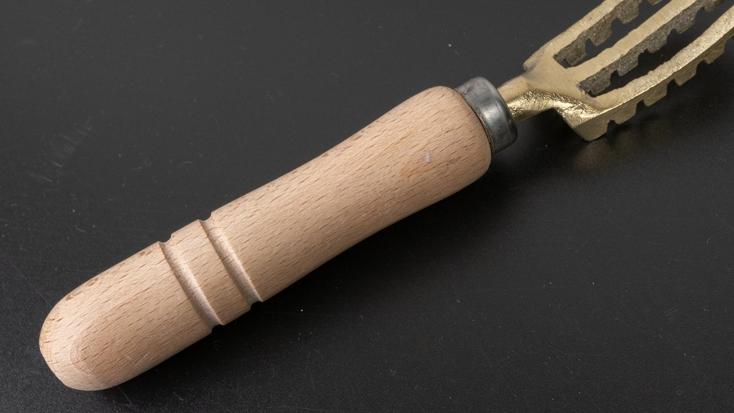 Hitohira Brass Fish Scaler Medium | HITOHIRA