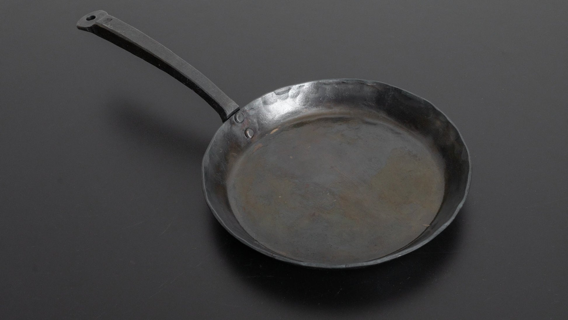 Kanatoko Hand Forged Iron Frying Pan 180mm Bottom Size (3mm/ Shallow) - HITOHIRA